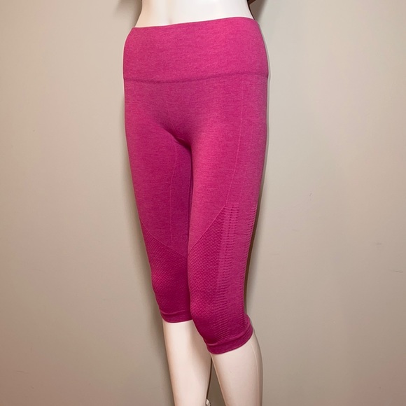 Lululemon In The Flow Crop II in Heathered Raspberry - Picture 4 of 8